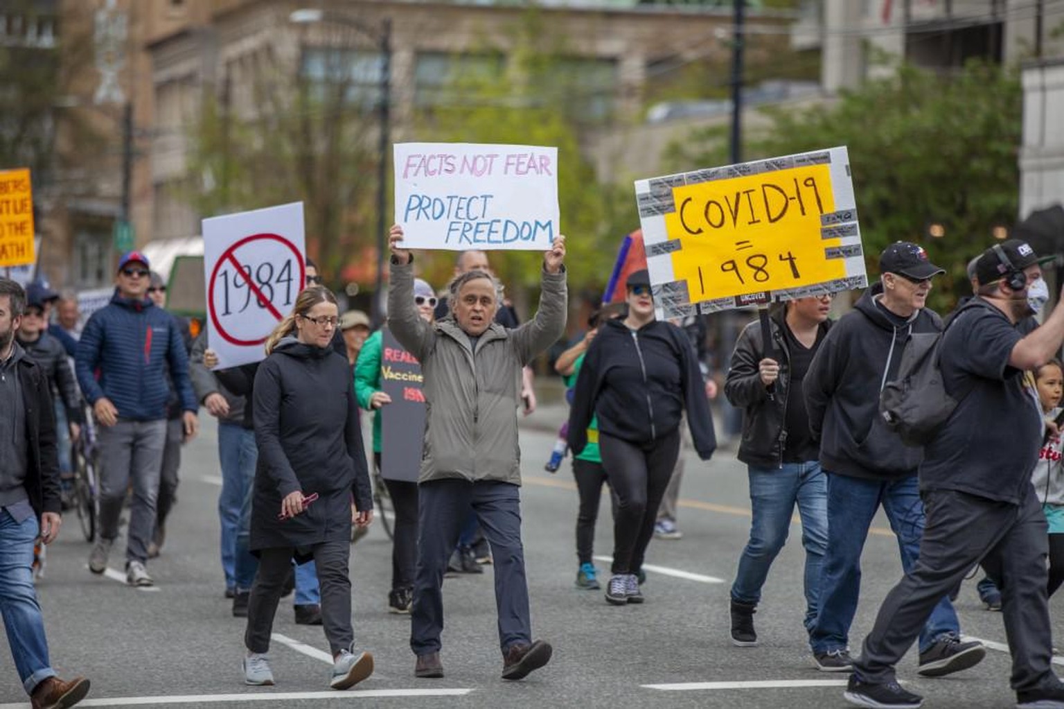 Szene eines Anti-Lockdown-Protests in Vancouver vom 26. April 2020, bei dem die Protestierenden für ihre Freiheit einstehen.
https://www.flickr.com/photos/gotovan/49823982147/in/photostream/