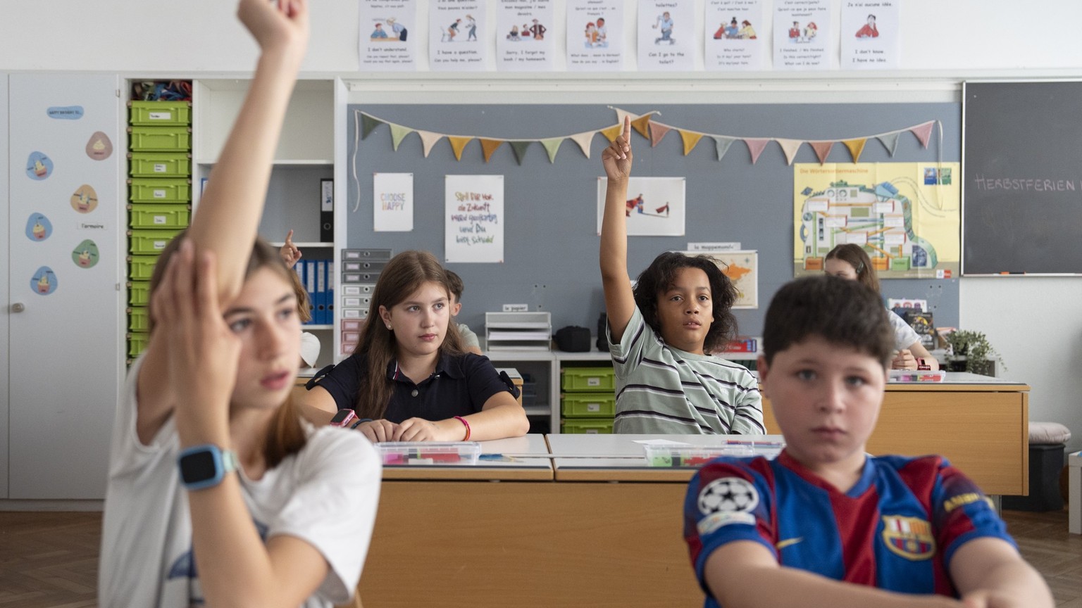 Nachrichten Linkding Primarschueler der Klasse 6a der Schule Laubegg strecken nach einer Frage, am ersten Tag des neuen Schuljahres, am Monatg, 11. Augsut 2025, in Bern. (KEYSTONE/Til Buergy).