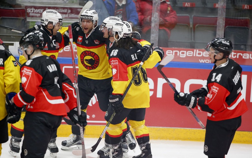 epa05622858 Bern players celebrate the 1-0 lead during the Champions League ice hockey Round of 16 match between Jyp Jyvaskyla and SC Bern at Synergia-Areena in Jyvaskyla, Finland, 08 November 2016. E ...