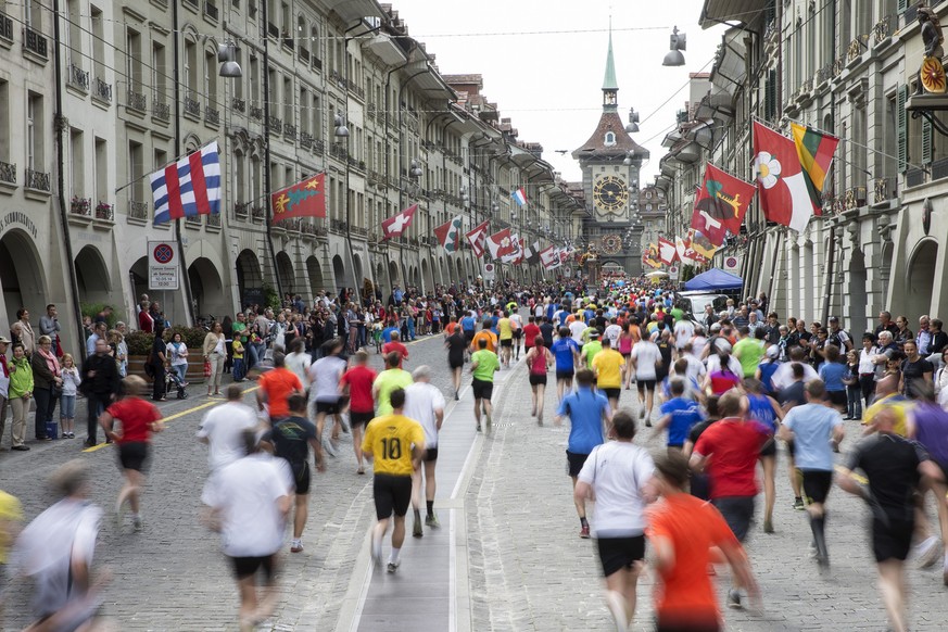Volkslaeuferinnen und -laeufer laufen waehrend dem traditionellen 10 Meilen Grand Prix von Bern durch die Altstadt Richtung Zytgloggeturm am Samstag, 10. Mai 2014, in Bern. (KEYSTONE/Peter Klaunzer)
