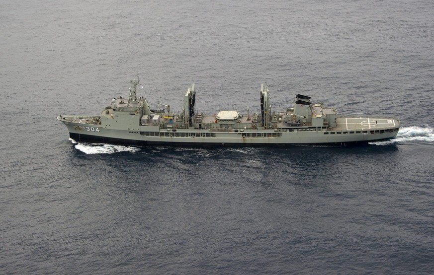 Ein australisches Kriegsschiff auf der Suche im Indischen Ozean.