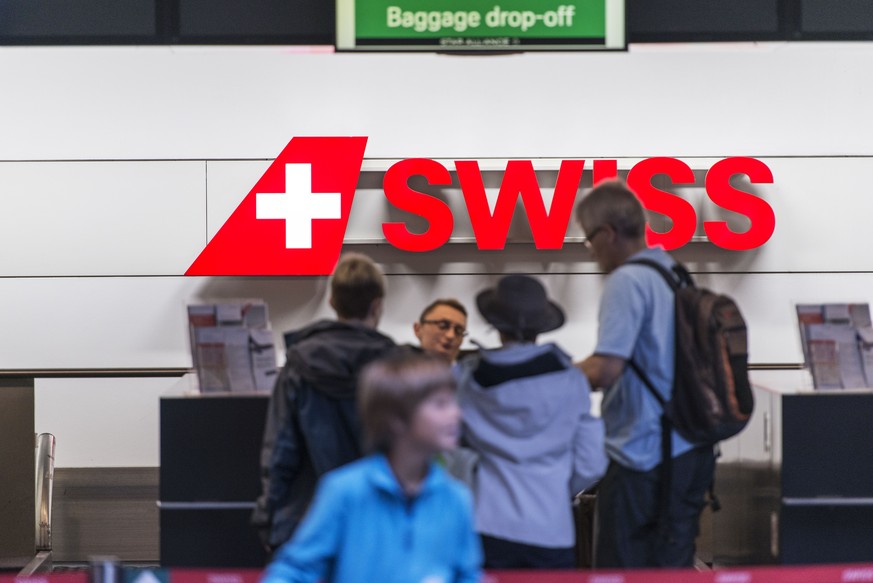 ZU DEN JAHRESZAHLEN 2016 DER AIRLINE SWISS, AM DONNERSTAG, 16. MAERZ 2017, ERHALTEN SIE FOLGENDE THEMENBILDER ---- Passengers deposit their luggage at a baggage drop-off desk with the Swiss Internatio ...