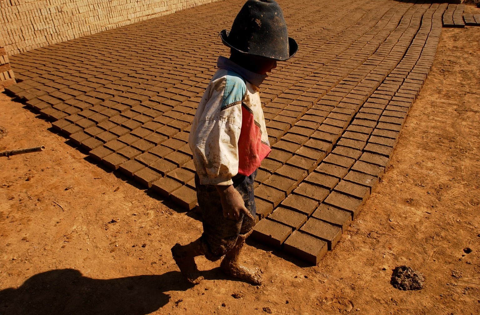Ein 9-Jähriger hilft in Cochabamba seinen Eltern, Ziegelsteine zu produzieren (Bild von 2003).