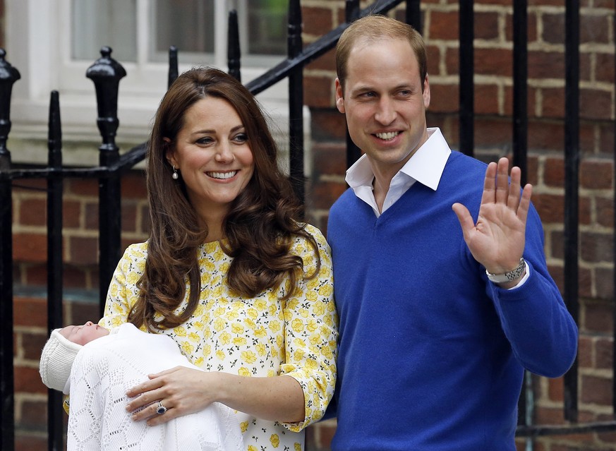 Kate und William mit ihrer kleinen Tochter einen Tag nach der Geburt.