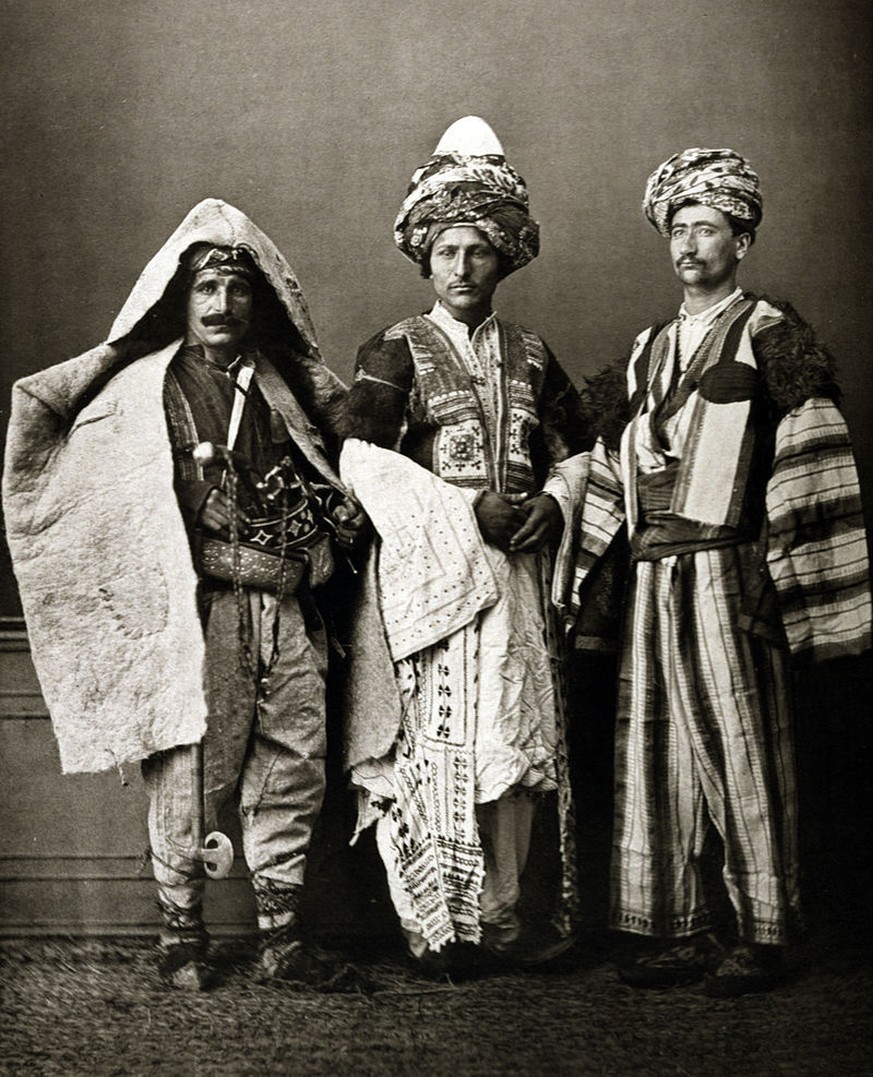 Kurdische Männer in traditioneller Tracht, um 1873.