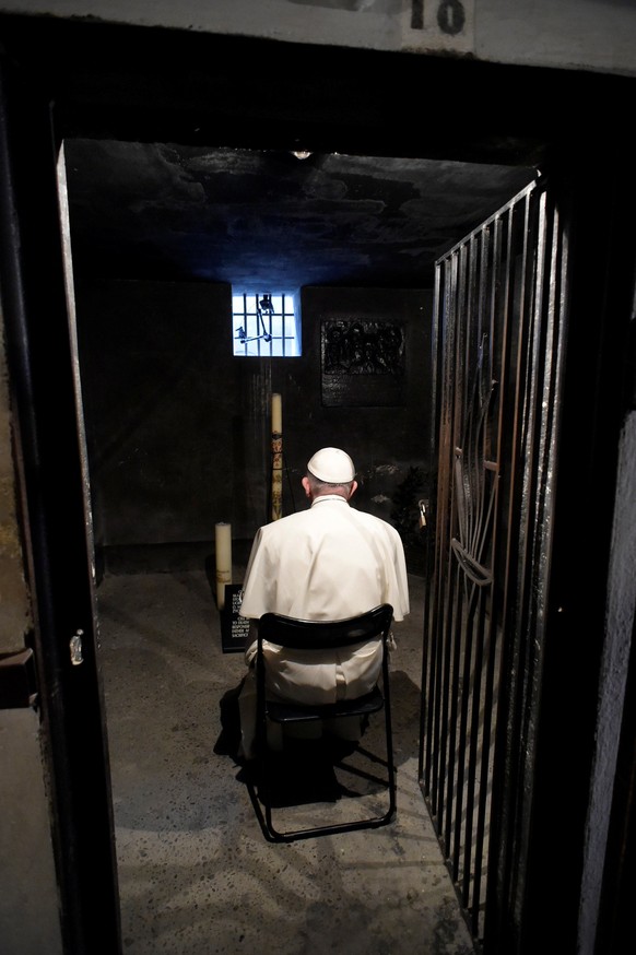 Pope Francis arrives to visit Auschwitz&#039;s former Nazi death camp, Poland, July 29, 2016. Osservatore Romano/Handout via Reuters ATTENTION EDITORS - THIS IMAGE WAS PROVIDED BY A THIRD PARTY. EDITO ...