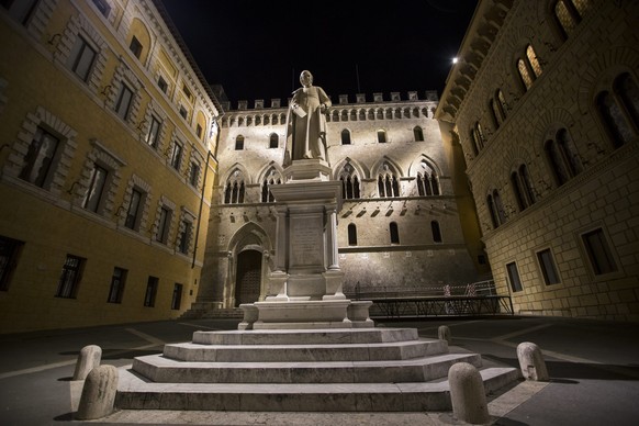epa05667678 (FILE) A file photo dated 26 March 2016 showing people chatting in front of Sallustio Bandini&#039;s monument, in front of the Banca Monte dei Paschi di Siena (BMPS or MPS) headquarters, i ...