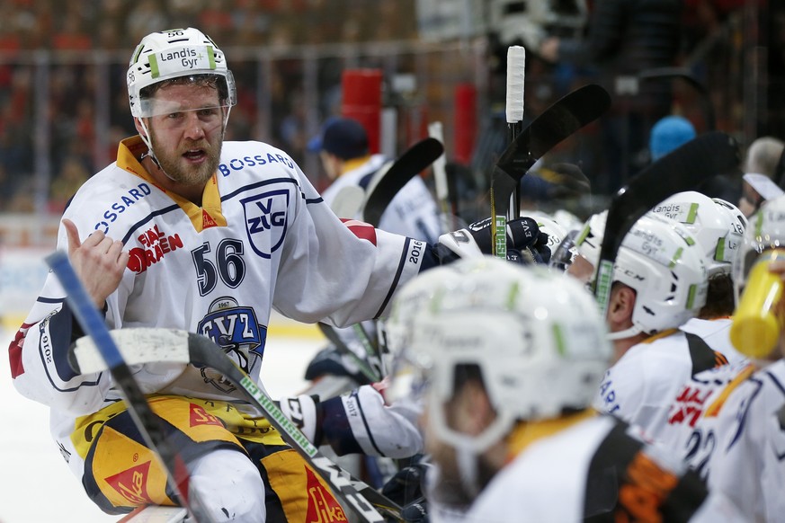 Zugs Timo Helbling spricht zu seinen Teamkollegen im ersten Eishockey Playoff-Finalspiel der National League A zwischen dem SC Bern und dem EV Zug, am Donnerstag, 6. April 2017, in der PostFinance Are ...