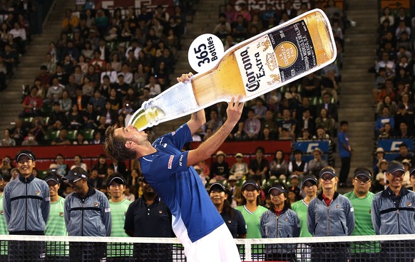 Zum Wohl! Wawrinka feiert den Sieg in Tokio mit einem Schluck Bier.