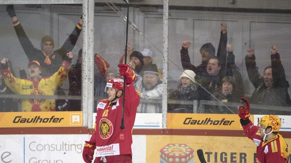 Langnaus Thomas Nuessli, links, Torschuetze zum 1-1, und Langnaus Chris DiDomenico, jubeln mit den Fans, waehrend dem Eishockey Meisterschaftsspiel der National League A zwischen den SCL Tigers und de ...