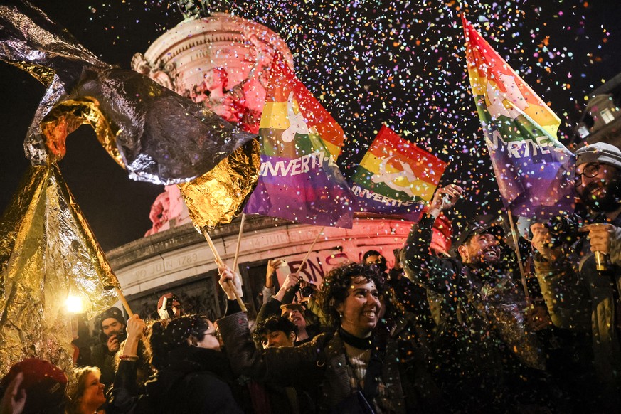 Nachrichten Linkding epaselect epa11811835 People gather at Place de la Republique in Paris, France, 07 January 2025, celebrating the death of Jean-Marie Le Pen, the former leader of the Front National. French politician  ...
