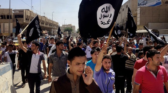 Anhänger demonstrieren für den IS in Mossul, Irak. 1000 Personen in der Schweiz gelten als Anhänger von islamischen Terrorgruppen.