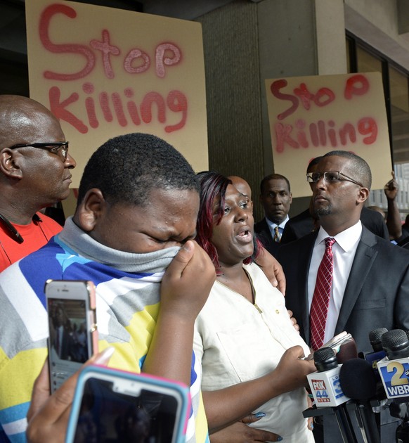 Familienmitglieder von Sterling, darunter sein Sohn (links), trauern um den getöteten Schwarzen.