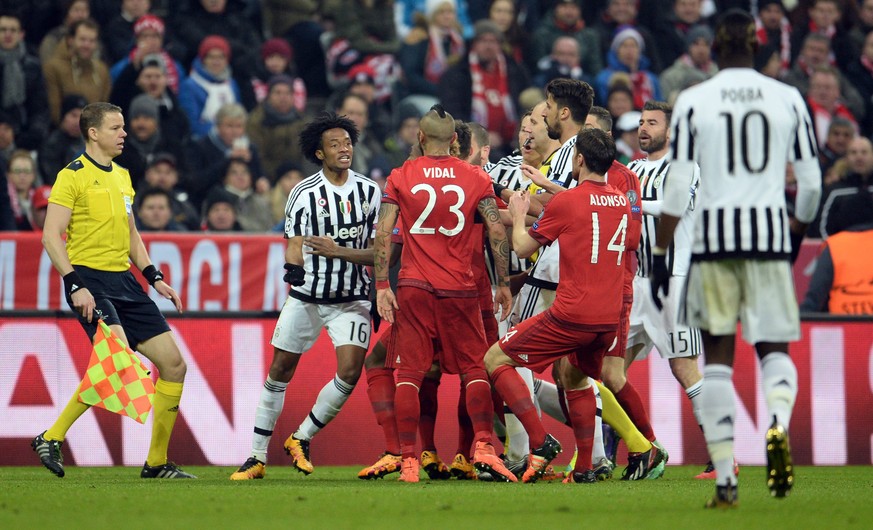 epa05214996 Turin&#039;s Juan Cuadrado (2-L) and Arturo Vidal (3-L) of Munich argue during the UEFA Champions League Round of 16 second leg match between Bayern Munich and Juventus Turin, in Munich, G ...