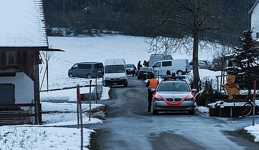 In Malters hat die Polizei ein Haus umstellt. Darin soll sich seit gestern Nachmittag eine Person verschanzt haben. Eine Nachbarin berichtet von einem gefallenen Schuss. (Bild: newspictures)