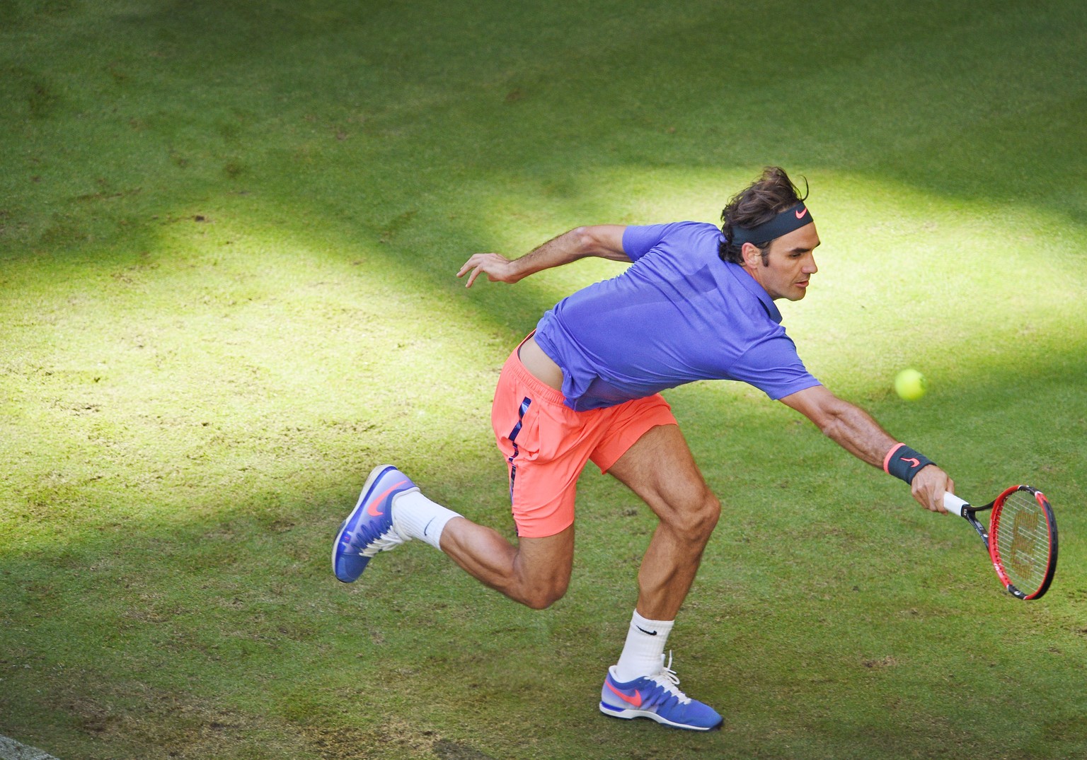 Mit Mühe und Not in der nächsten Runde – bei Federer muss eine Leistungssteigerung her.