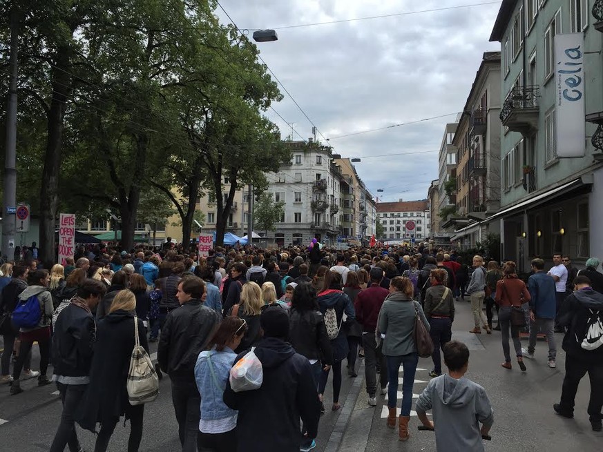 Nach dem Gummischrot-Einsatz: Die Demonstranten wählen den umgekehrten Weg und ziehen Richtung Badenerstrasse.