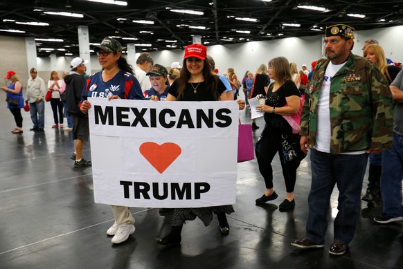 So stellt sich Trump das vor: Alle Mexikaner lieben ihn und wollen die Mauer. Haha!