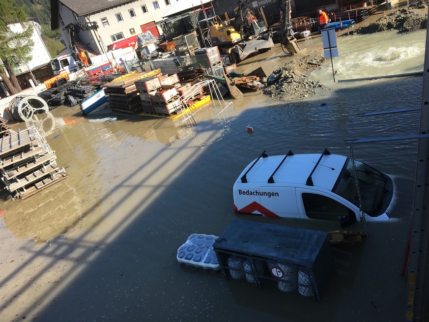 Aus mehreren Schachtdeckeln trat Wasser aus und überschwemmte ein Firmengelände.