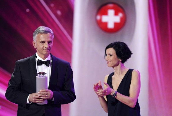 Sieger in der Kategorie Politik: Didier Burkhalter, Bundespräsident im Jahr 2014 und Vorsitzender der OSZE. Den Preis überreichte Ständerätin Pascale Bruderer.
