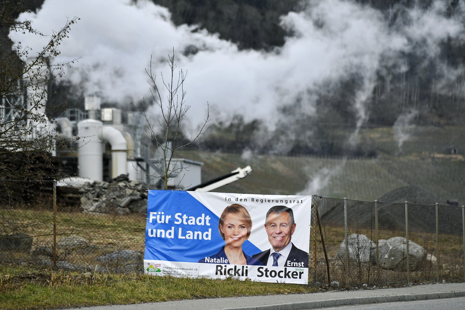 Wahlplakat von Ernst Stocker und Natalie Ricki zu den kommenden Zuercher Regierungsratswahlen, in Weiningen, am Montag, 11. Februar 2019. (KEYSTONE/Walter Bieri)