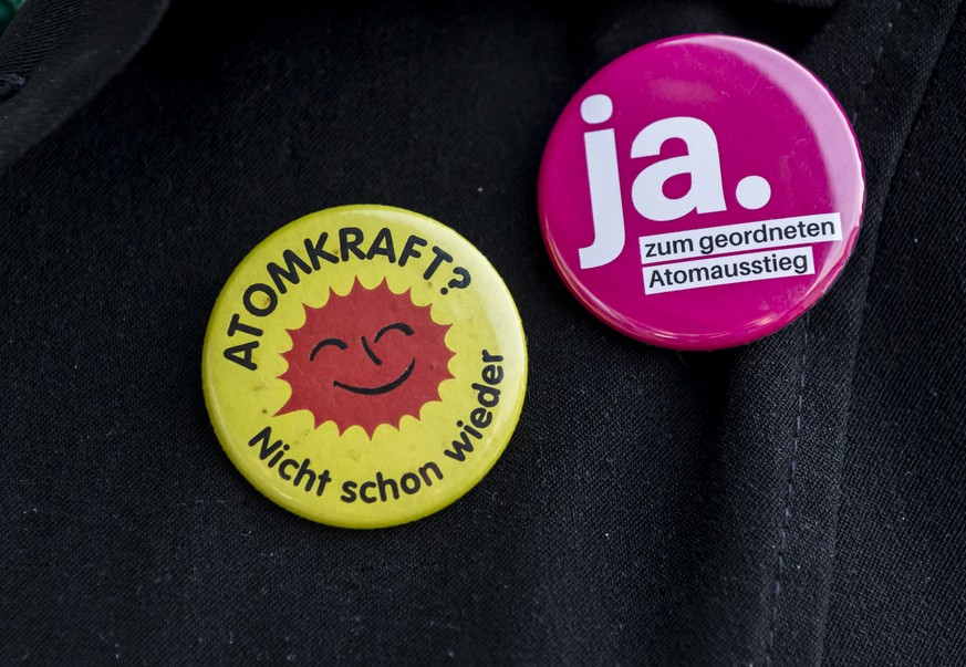 Ansteckbuttons gegen Atomkraft und fuer den Atomausstieg an einer Jacke am Sonntag, 27. November 2016 in Bern. (KEYSTONE/Thomas Hodel)