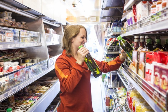 Verkaueferin Irene Wuersch fuellt die Regale auf, im Migroswagen in Zug, am Donnerstag, 27. August 2015. Die Migros an der Grabenstrasse in Zug wird umgebaut, daher dient waehrend der Umbauphase ein a ...