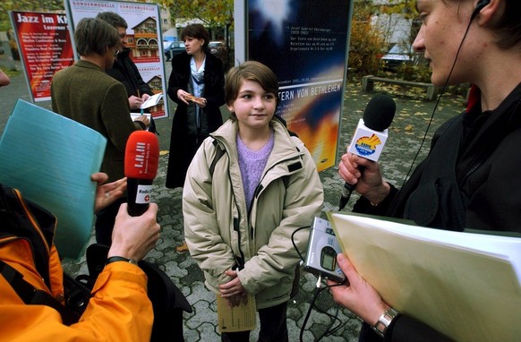 Die Gemeinde Emmen hat am Sonntag, 2. Dezember 2001 an der Einbuergerungsabstimmung Sieben Personen, darunter die 11-jaehrige Franca Vanesa aus Juguslawien, Mitte, aus Italien, Jugoslawien, Marokko, P ...