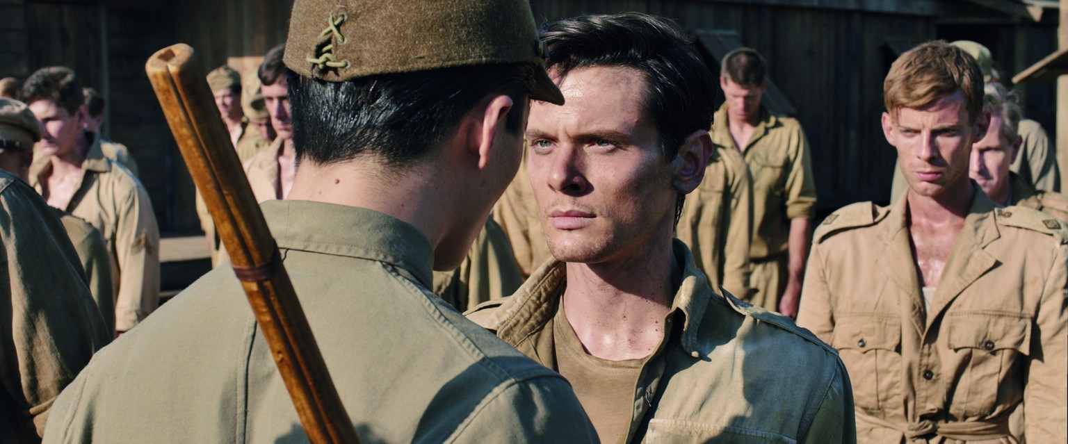 Louis Zamperini (Jack O'Connell) blickt dem Mann mit dem Folterholz (gespielt vom japanischen Popstar Miyavi) ins Gesicht.