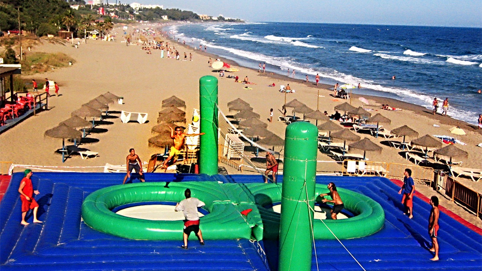 Bossaball – dank Trampolin deutlich spektakulärer als Volleyball.