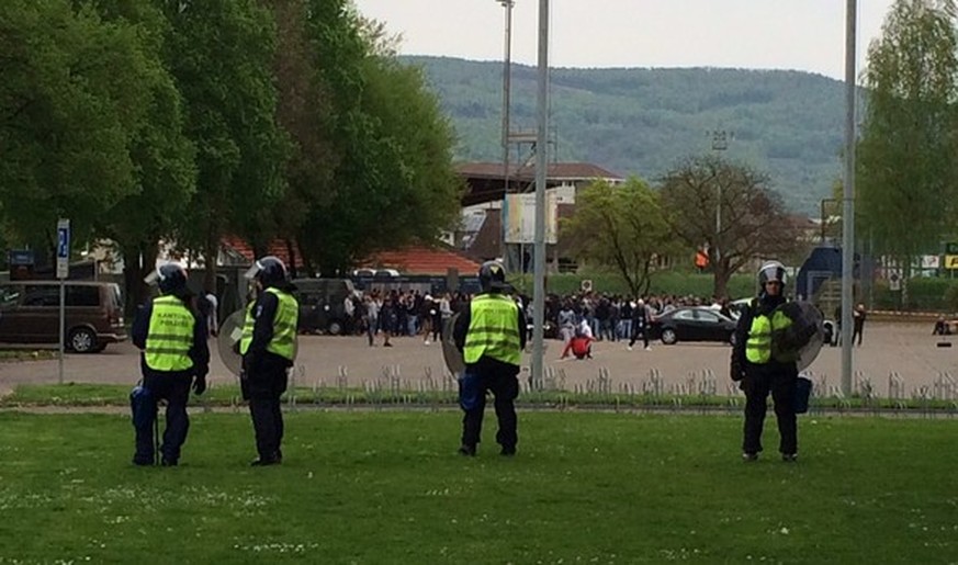 Fussball-Risikospiel: Gepanzerte Polizisten haben sich vor dem Brügglifeld postiert.