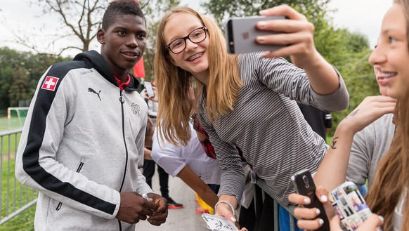 Breel Embolo posiert fuer ein Selfie waehrend den Swiss Football Awards am Montag, 29. August 2016 in Lachen SZ. (PPR/Dominik Baur)