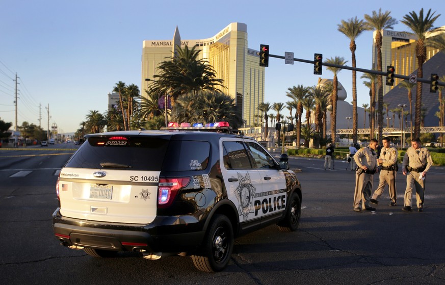 epa06242252 Police officers block Las Vegas Boulevard in front of the Mandalay Bay Hotel and Casino where a gunman fired from during the Route 91 Harvest festival on Las Vegas Boulevard in Las Vegas,  ...