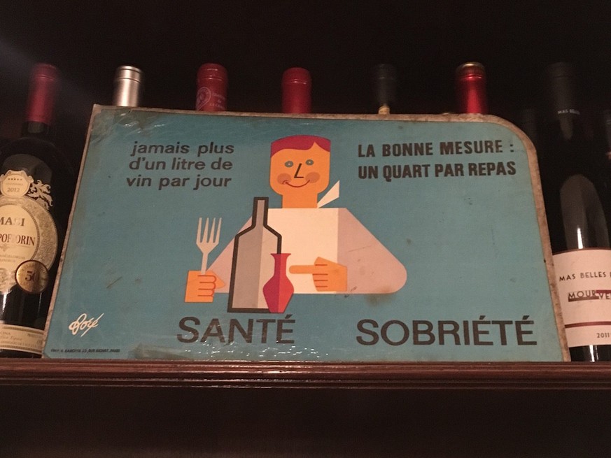 alkohol prävention frankreich 50er 50s fünfzigerjahre fifties http://www.messynessychic.com/2016/12/23/no-more-than-a-litre-of-wine-a-day-recommends-a-1950s-french-sobriety-campaign/