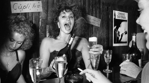 Eine gutgelaunte Monika Kaelin trinkt Champagner, aufgenommen im November 1988 am Sechstagerennen im Hallenstadion in Zuerich. Seit Jahren ist Monika national die Top Entertainerin und Power Lady der ...