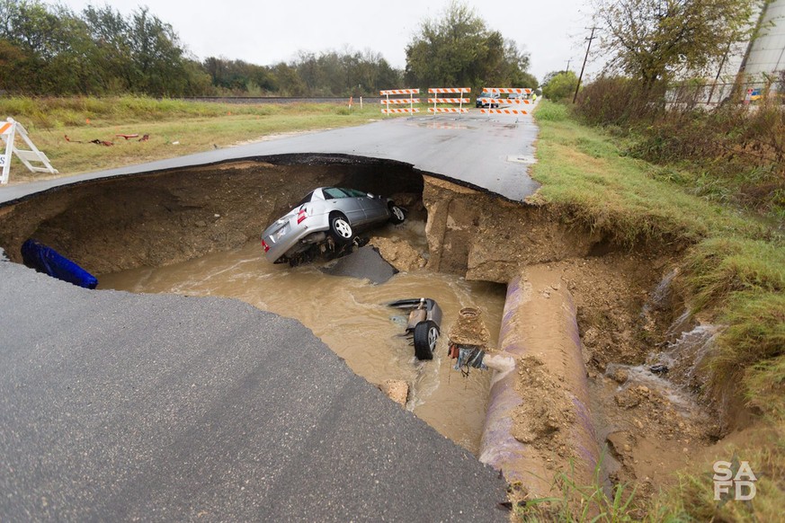 epa05662300 A handout image released 06 December 2016 by the San Antonio Fire Department showing submerged vehicles after reserve deputy Dora Linda (Solis) Nishihara was killed late 04 December when a ...