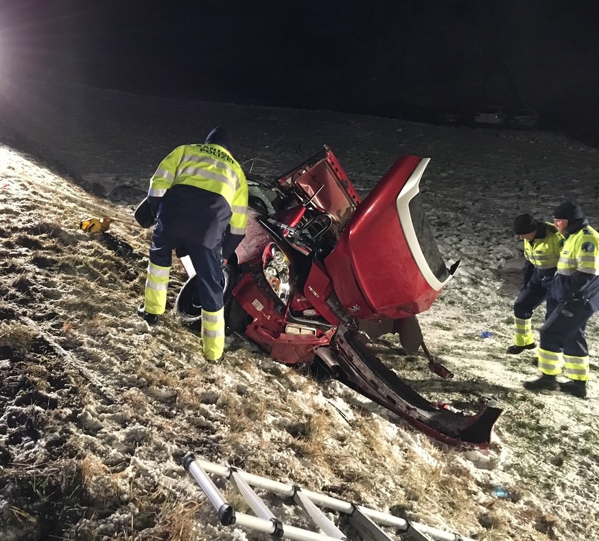 Asp AG, 4. Januar 2017, 21:00 Uhr: Ein Peugeot 207, besetzt mit drei jungen Männern, kam ins Schleudern und kollidierte mit einem entgegenkommend Fahrzeug. Ein Insasse des Peugeots verstarb auf der Un ...