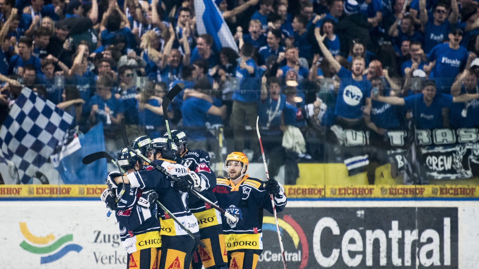 Die Zuger jubeln zum 1:0 Tor im vierten Eishockey Playoff-Finalspiel der National League A zwischen dem EV Zug und dem SC Bern, am Donnerstag, 13. April 2017, in der Bossard Arena in Zug. (KEYSTONE/En ...