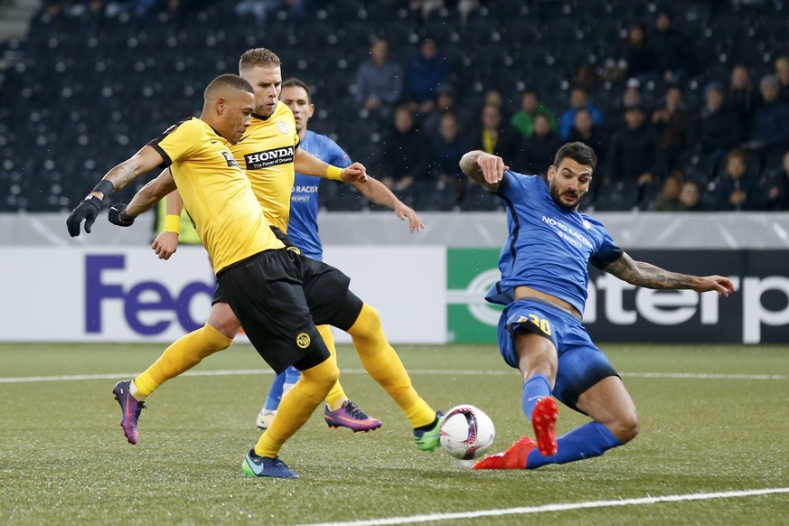 Bern&#039;s Guillaume Hoarau, left, scores the 2-1 against Nicosia&#039;s Giorgos Merkis during the UEFA Europa League group B match between Switzerland&#039;s BSC Young Boys and Cyprus&#039; APOEL Ni ...