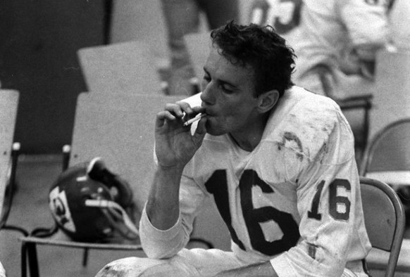 Heute unvorstellbar: Der Quarterback der Kansas City Chiefs, Len Dawson, raucht während dem Super Bowl I im Jahre 1967 eine Zigarette. Seine Chiefs verlieren 35:10. Drei Jahre später gewinnen die Chie ...