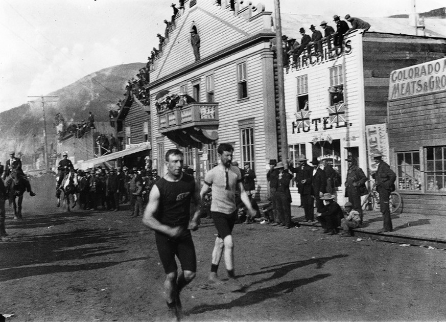 Ob sich die Eishockey-Spieler so vorbereiteten? Ein Wettrennen durch Dawson City (Aufnahme um 1900).