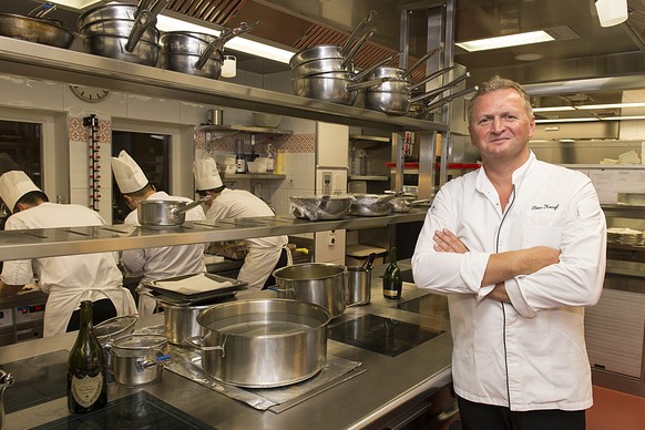 Der Spitzenkoch Peter Knogl posiert in der Kueche im Hotel &quot;Les Trois Rois&quot; in Basel am Montag, 6. Oktober 2014. Neu steigt Peter Knogl vom Restaurant &quot;Cheval Blanc&quot; des Basler Hot ...