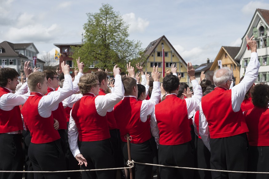 Buerger bei der Eidesleistung, an der Landsgemeinde, am Sonntag, 26. April 2015, in Appenzell. Am letzten Sonntag im April versammeln sich jeweils alle Stimmberechtigen des Kantons Appenzell Innerrhod ...