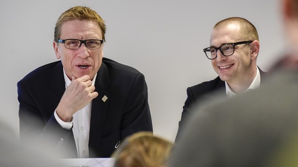 Ex-Nationaltrainer Hanlon und Raffainer an einer Medienkonferenz.