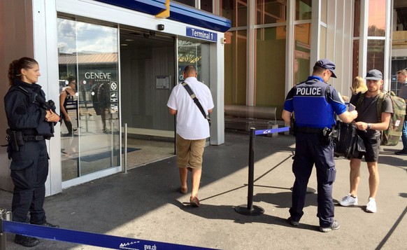 Swiss police officers conduct checks on passengers at the entrance of the Cointrin airport in Geneva, Switzerland July 27, 2016. REUTERS/Marina Depetris