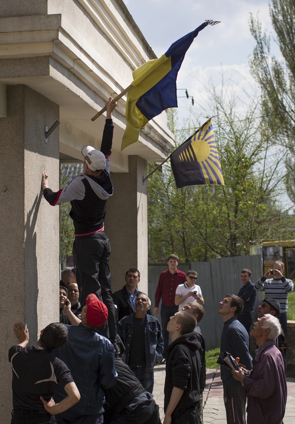 Ukraine-Flagge muss weichen beim Eingang der Universität in Donetsk.