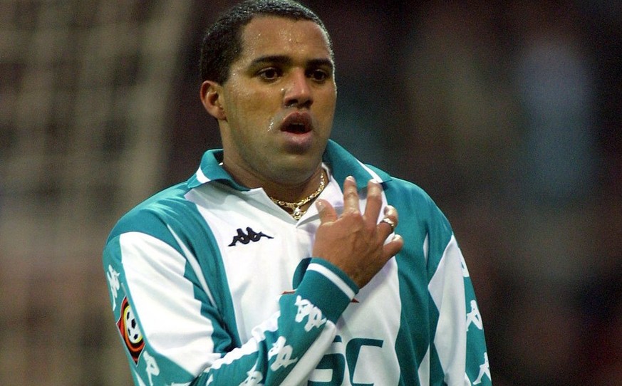 BRE04 - 20010127 - BREMEN, GERMANY : Brasilian Werder Bremen player Ailton crosses himself during the national league match against TSV Munich in Bremen Saturday, 27 January 2001.
EPA PHOTO DPA/INGO W ...