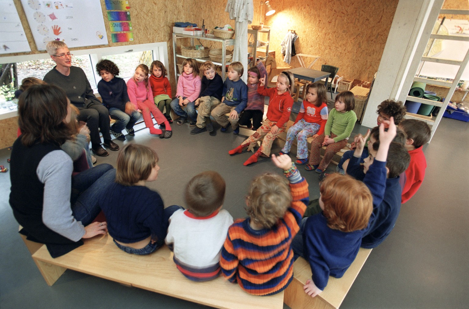 Elementary level pupils of the comprehensive school Unterstrass in Zurich, Switzerland, sit in a circle together with their teachers, pictured on November 26, 2002. At the elementary level kindergarde ...