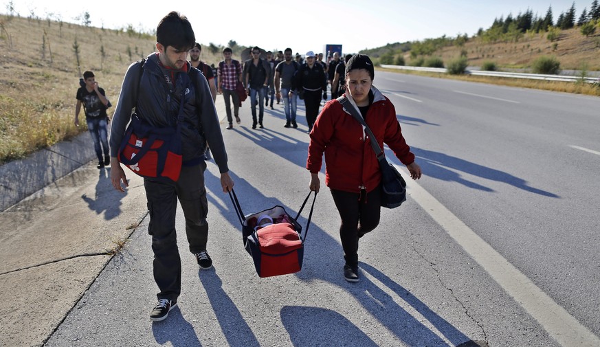 epa04931250 Syrian refugee walks along the Istanbul-Edirne highway as they attempt to cross the Turkish-Greek border in Edirne, a city in the west of Turkey, 15 September 2015. According to local repo ...