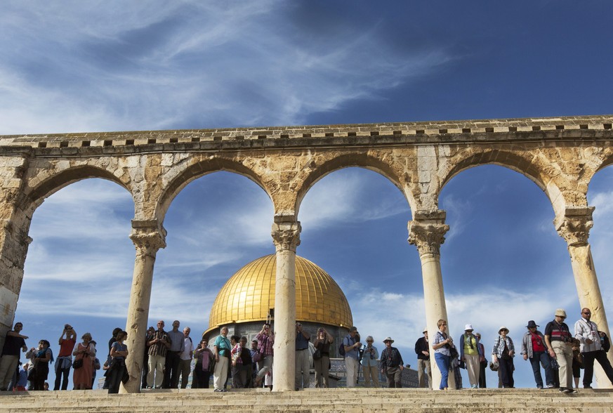 epa04487778 Tourists stand in front of the Dome of the Rock while visiting the al-Aqsa Mosque compound, also known as the Hareem el-Sharif (The Noble Sanctuary), or Temple Mount to many in the Western ...